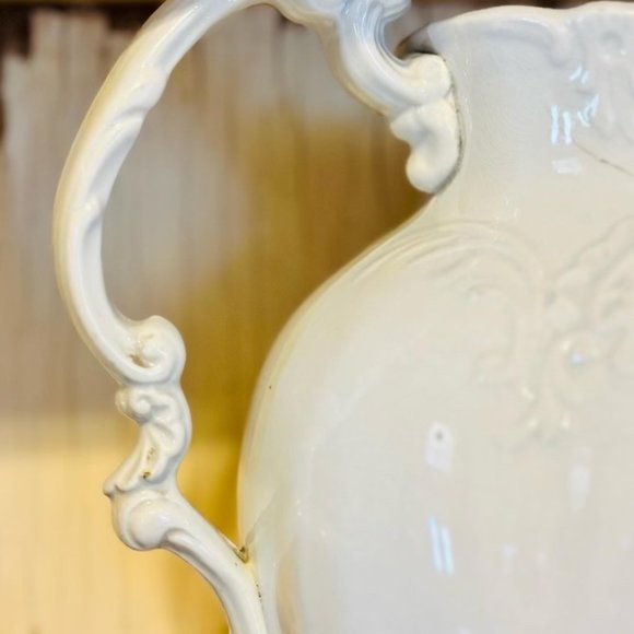 Beautifully Detailed 11'-inch Electric Pitcher - Picture 2 of 4